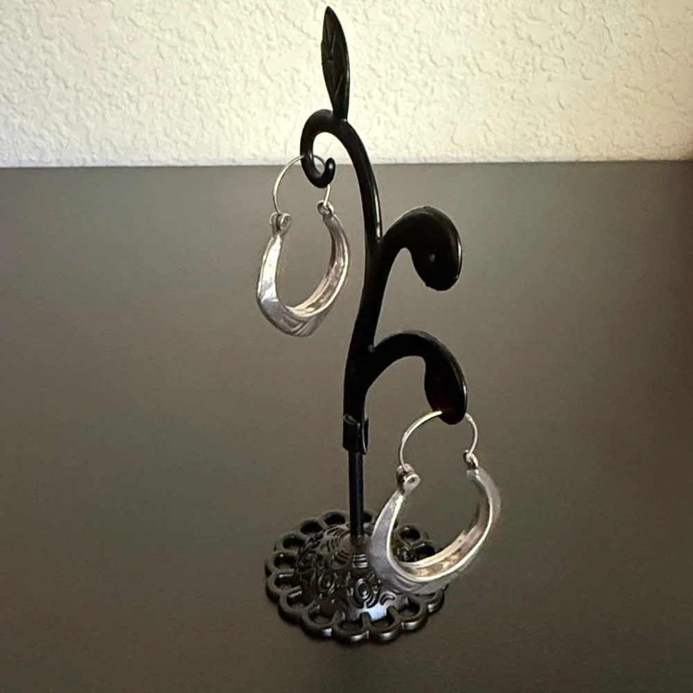 Vintage Handmade Silver Hoop Earrings with hammered detail - Picture 4 of 11
